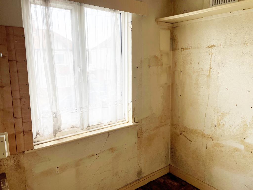 Lot: 19 - HOUSE IN NEED OF REFURBISHMENT AND REPAIR - Third single bedroom with window to rea